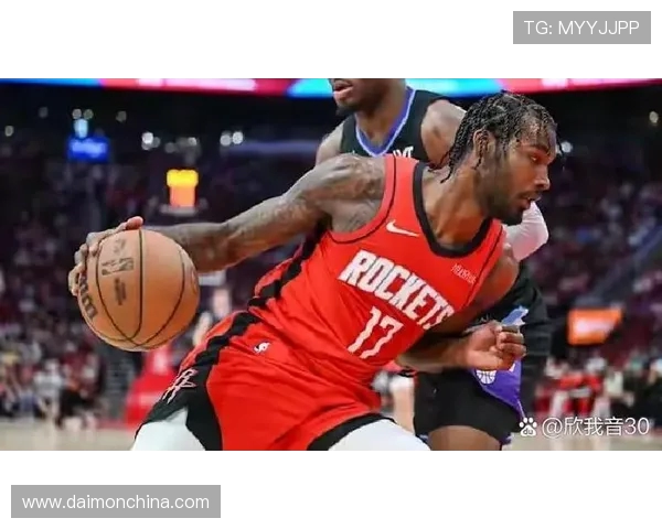 伦纳德精彩变向晃倒伊森强攻内线造成对手犯规引发全场欢呼